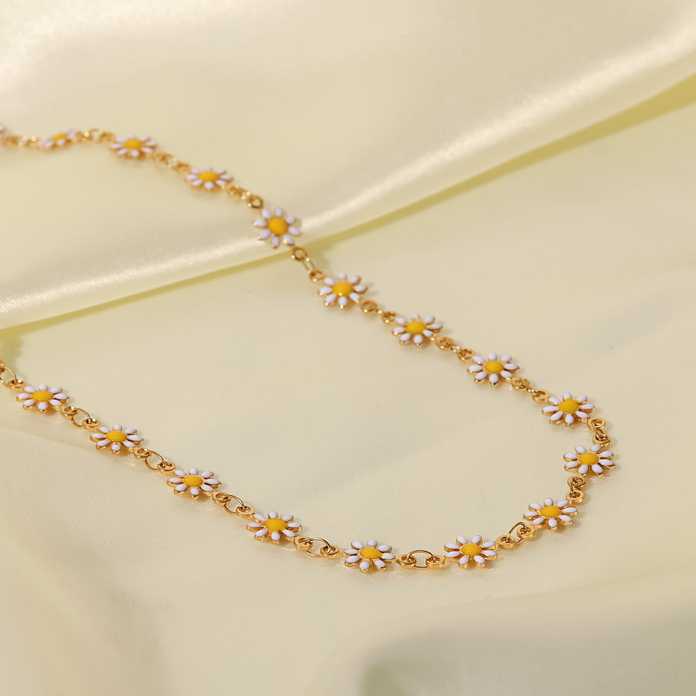 18k Gold White Daisy Chain Necklace