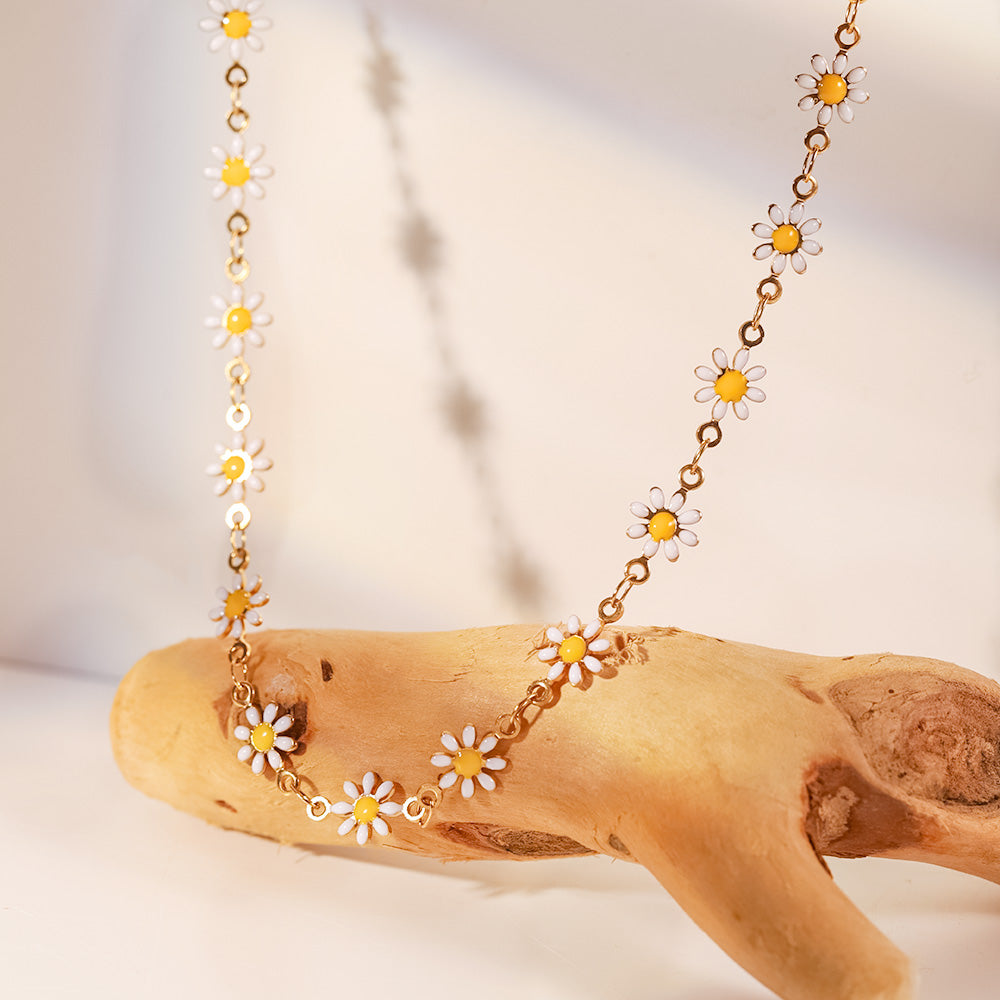 18k Gold White Daisy Chain Necklace